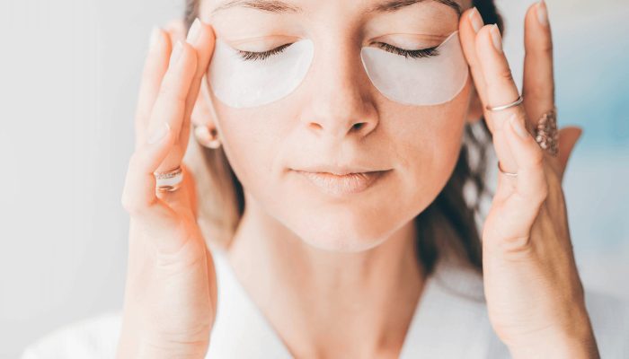 attractive-mature-woman-in-white-bathrobe-puts-ant-2VY3HEG (1)