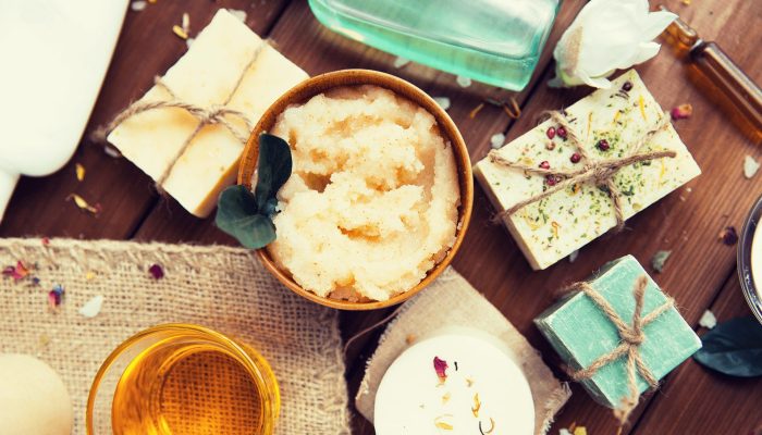 close-up-of-body-care-cosmetic-products-on-wood-PBYLUSJ (1)