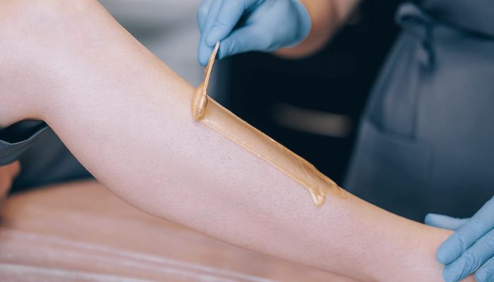 the-specialist-depilates-the-hair-with-wax-on-the--WN9JLUX (1)